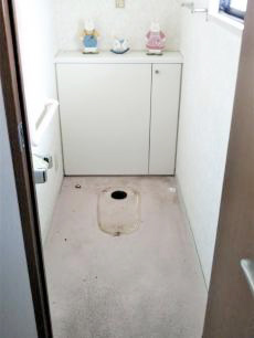 トイレを撤去しました。クッションフロアの汚れも気にされていたため、一緒に張り替えます。
