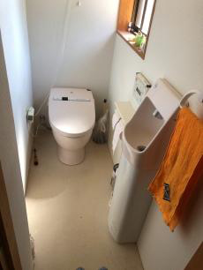 施工前のトイレです。<br>タンクレス便器を採用したため、手洗いを別に用意していましたが、その分室内が狭いくなっていました。ここからより快適なトイレにリフォームします。

