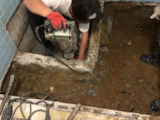 床の解体が進み、土が出てきました。土は外に搬出し、床を下げてシステムバスの寸法を確保します。