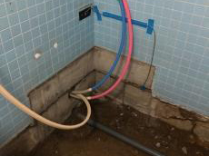給水配管（水色）や給湯配管（ピンク色）、排水配管、浴室リモコン配線を前もって所定の位置に仕込んでおきます。