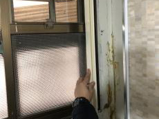 既設の外壁窓を利用してユニットバスの壁を開口し、窓枠を設置してきれいに収めます。