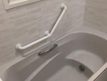 広々とした浴槽で手摺りもあり、安心して入浴できます。
ホーローの浴室パネルは汚れが落ちやすくお手入れも簡単です。