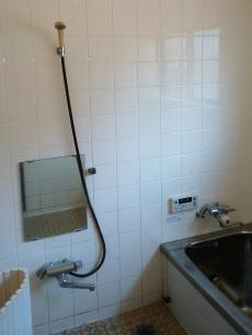 約25年間ご使用されたお風呂です。
床や壁がタイルづくりで寒く、お掃除が大変でした。	