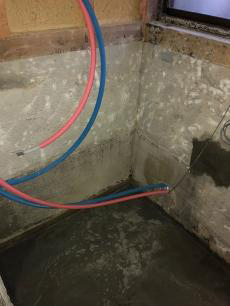 解体が完了したら、給水・給湯・排水管と給湯器のリモコン配線を事前に所定の位置にもっていきます。