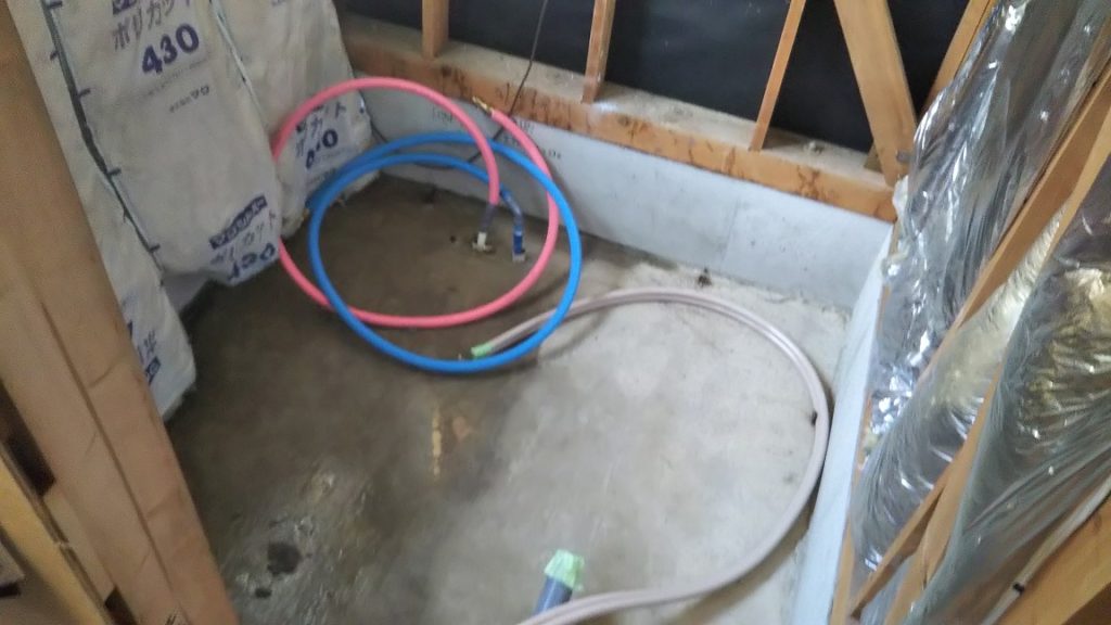 浴室を解体し、新しいシステムバスを組み立てる前に給水・給湯の配管工事をしておきます。