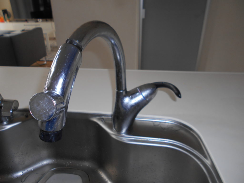取替え前の水栓は手動式でした。
長年お使いになられており水垢等の汚れも目立ってきていました。