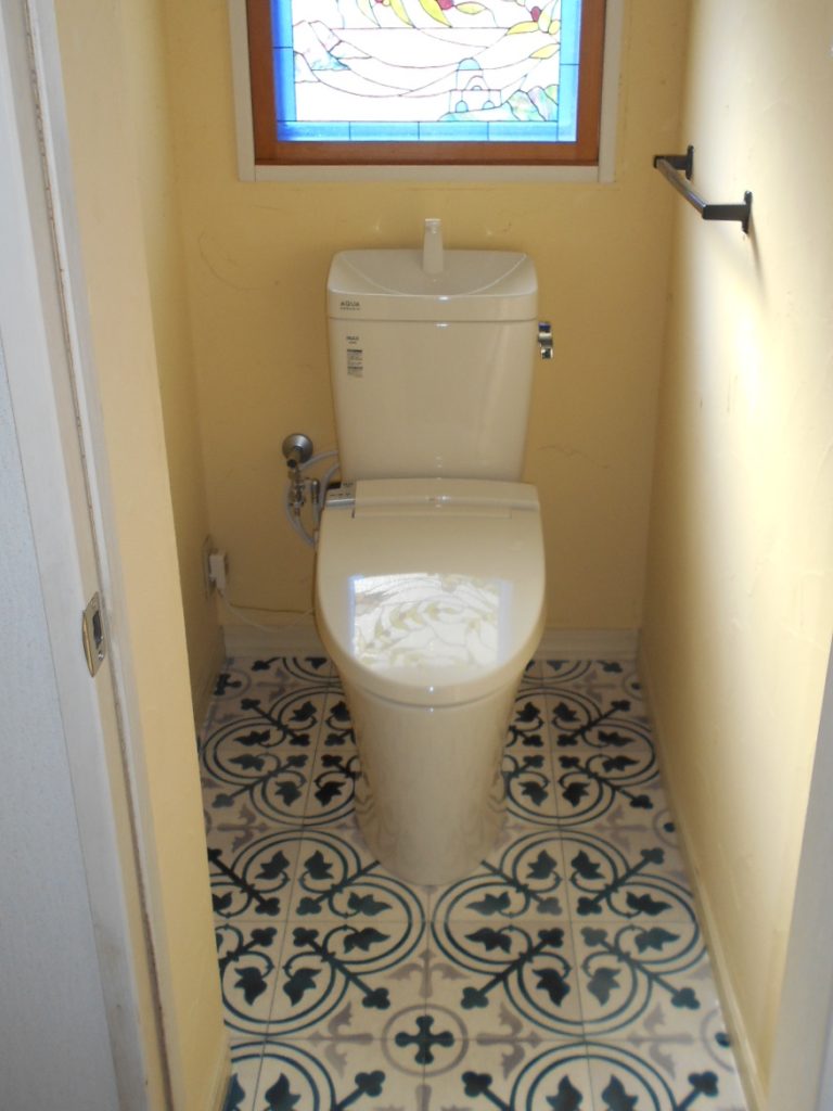 珪藻土の壁はそのままで床のクッションフロアを張替えました。
トイレもすっきりとした見た目になり、明るい色合いになりました。