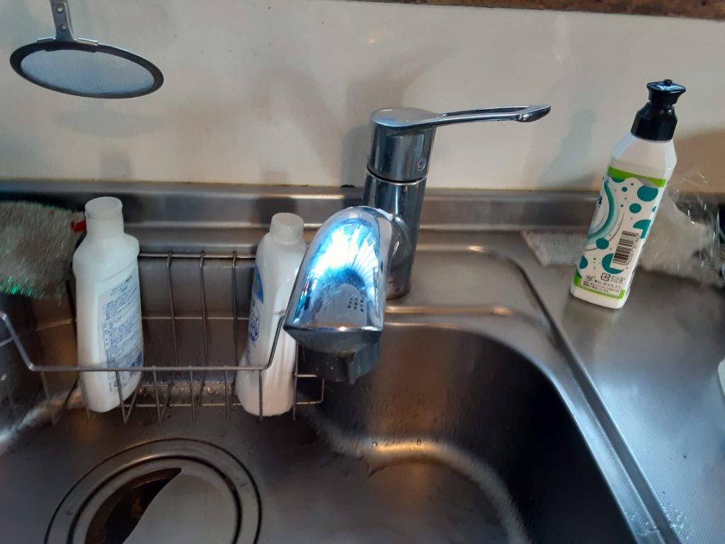 一般的なキッチン水栓がついていました。
食器を洗う際に蛇口が手に当たり邪魔になるとお困りでした。
