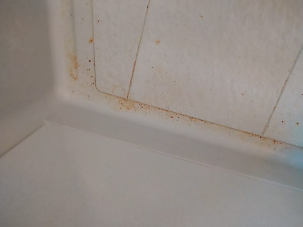 浴室は全体的に汚れが目立ってきていました。