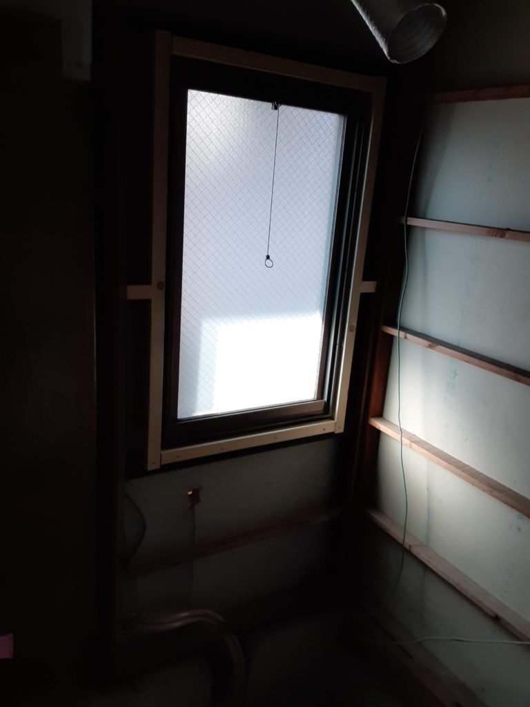 太陽光が入る明るい浴室でしたので、窓はそのまま再利用します。