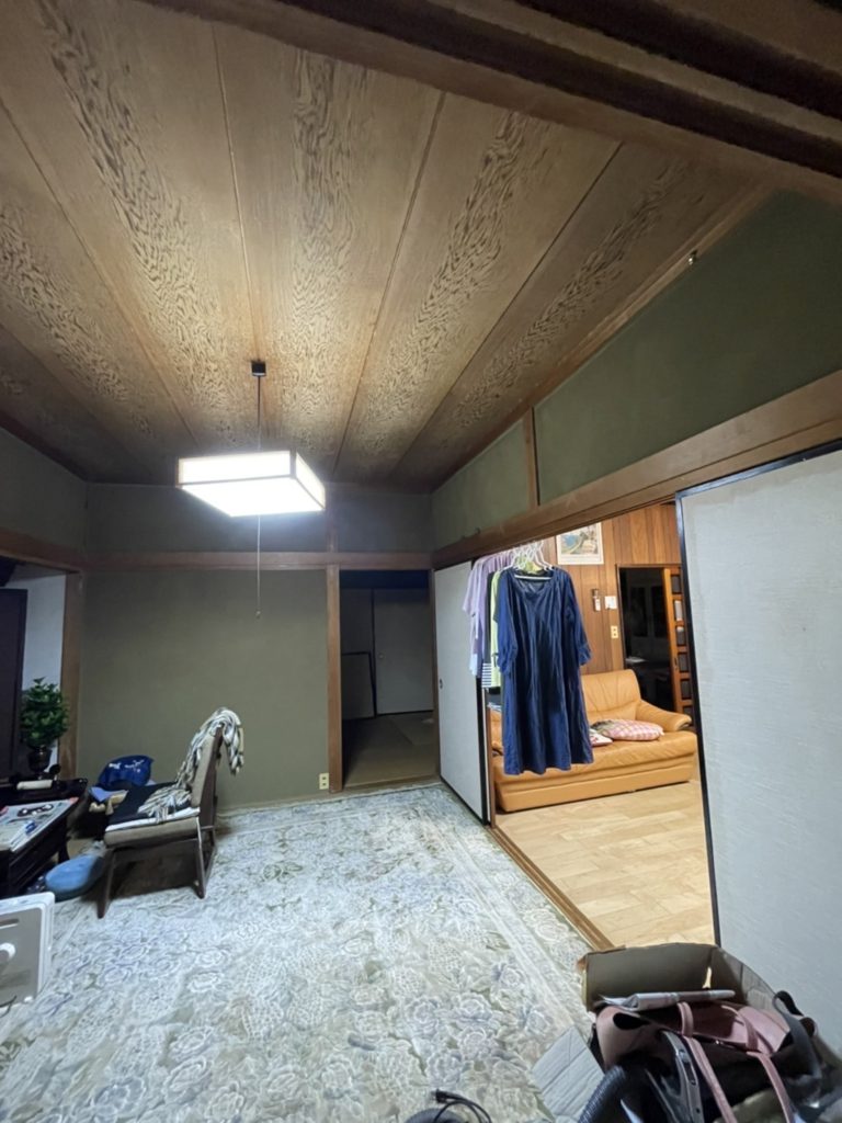 2部屋目。
こちらは和室のままで畳を新しく入れ替え、クロスを張ります。