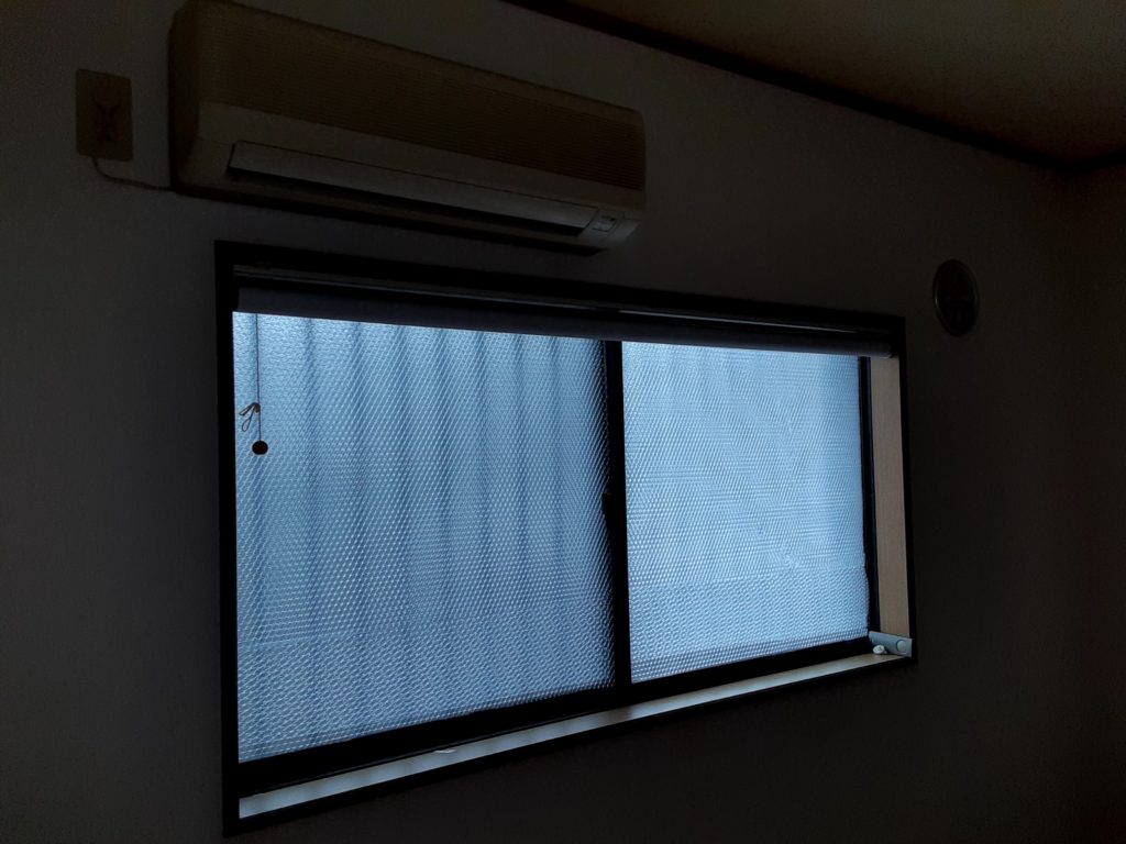 ロフトの窓は寒さ対策のためガラスに断熱用フィルムを貼られていました。